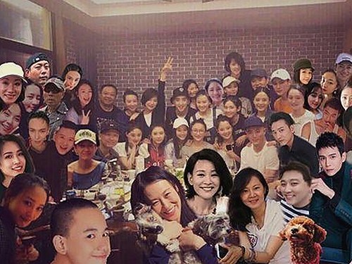 娱乐小八与蓝球宝贝：幽默吃瓜与多才多艺的鲜明对比