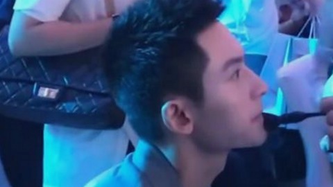 娱乐圈吃瓜热潮：明星微博直播背后的真相与甜蜜冒险